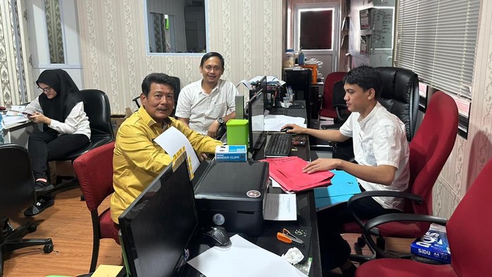 Anggota DPRD Taba Iskandar saat memberikan klarifikasi di Polda Kepri. (Foto: Istimewa)