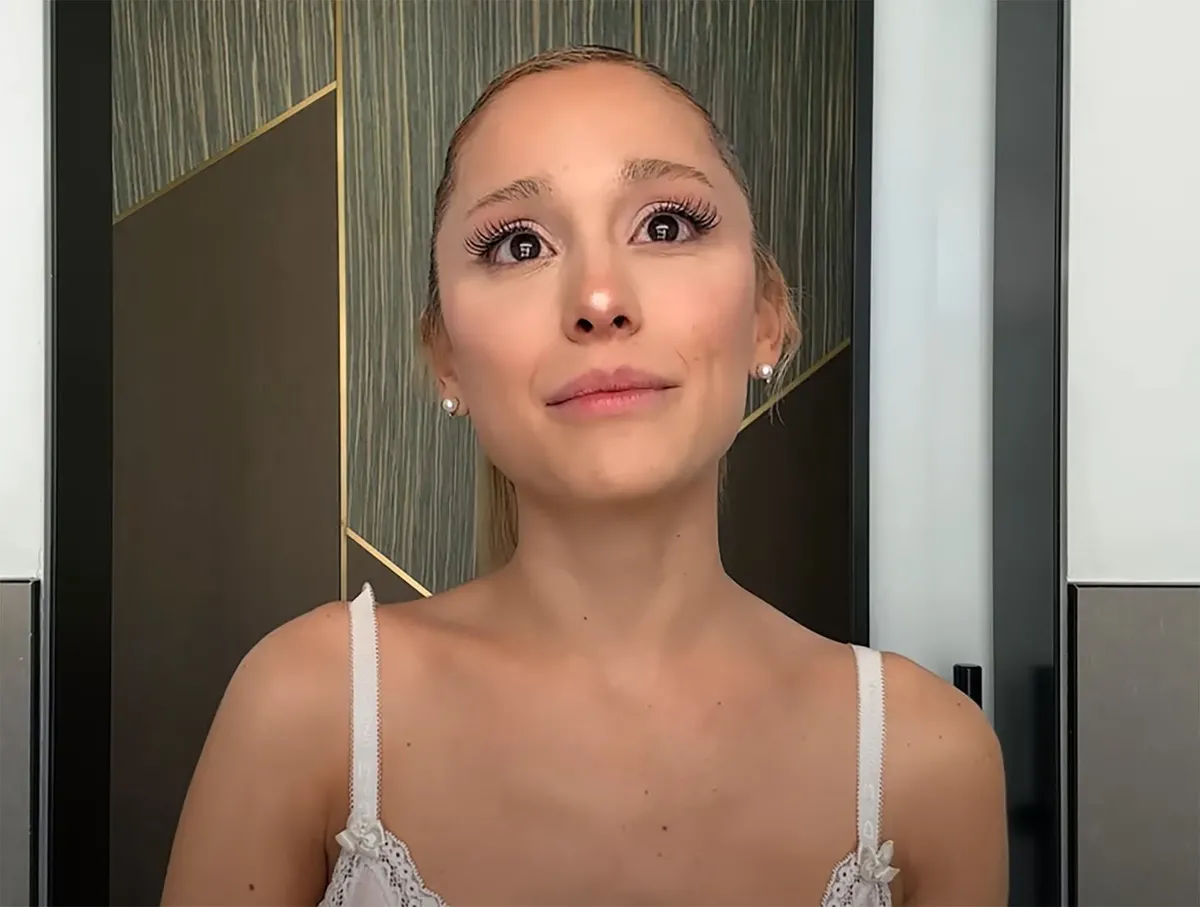 Pengakuan Emosional Ariana Grande Dulu Sering Filler Bibir Kini Menyesal