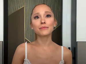 Pengakuan Emosional Ariana Grande Dulu Sering Filler Bibir Kini Menyesal