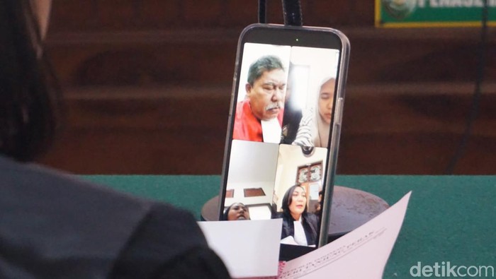 ART Surabaya kuras harta di brankas majikannya gegara tak dibelikan iPhone.