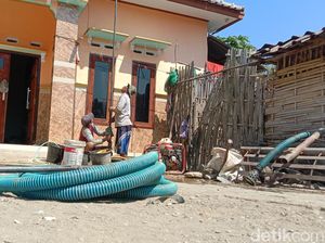 Ayah dan Anak Kompak Berburu Sumber Mata Air