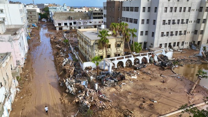 Bak Diterjang Tsunami, Ini Jejak Dahsyatnya Banjir di Libya Banjir yang menerjang Libya digambarkan seperti tsunami. Ini jejak-jejak dahsyatnya terjangan banjir tersebut.