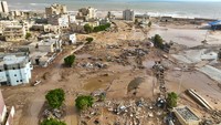 Kota Derna porak-poranda usai diterjang banjir yang dipicu oleh Badai Daniel, Selasa (12/9/2023). AP Photo/Jamal Alkomaty.