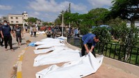 Libia berada dalam kekacauan politik sejak penguasa lama Kolonel Muammar Gaddafi digulingkan dan dibunuh pada tahun 2011. Hal ini menyebabkan negara tersebut terpecah menjadi pemerintahan sementara yang diakui secara internasional dan beroperasi dari ibu kota, Tripoli, dan satu pemerintahan lagi di wilayah timur. Menurut jurnalis Libia, Abdulkader Assad, hal ini menghambat upaya penyelamatan karena berbagai pihak berwenang tidak mampu merespons bencana alam dengan gesit. (REUTERS/Esam Omran Al-Fetori)