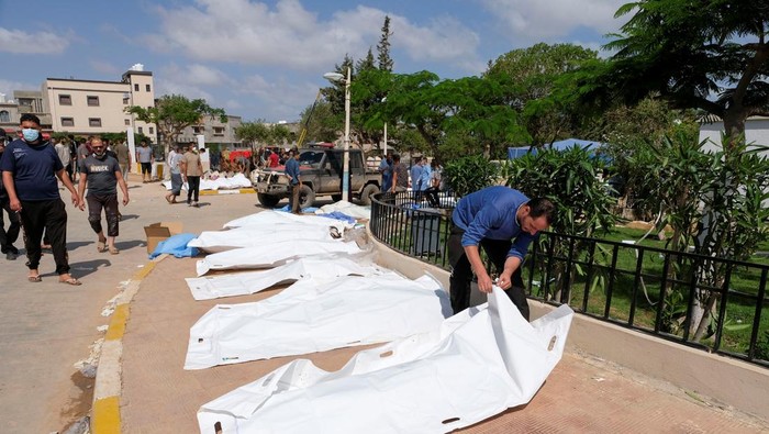 Bak Tsunami, Banjir Libya Tewaskan 2.300 Orang A man looks at a dead body, after a powerful storm and heavy rainfall hit Libya, in Derna, Libya September 12, 2023. REUTERS/Esam Omran Al-Fetori REFILE - QUALITY REPEAT