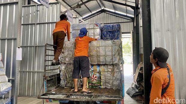 Bank Sampah Induk Surabaya lokasi penukaran sampah menjadi uang