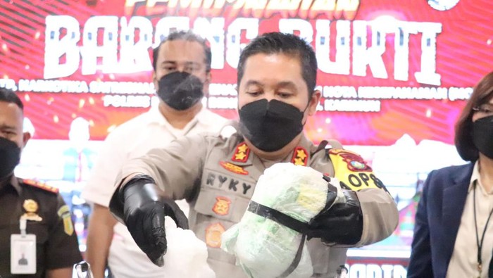 Barang bukti sabu seret anak Wakil Bupati Karimun dimusnahkan polisi.(Foto: Dok Polres Karimun)