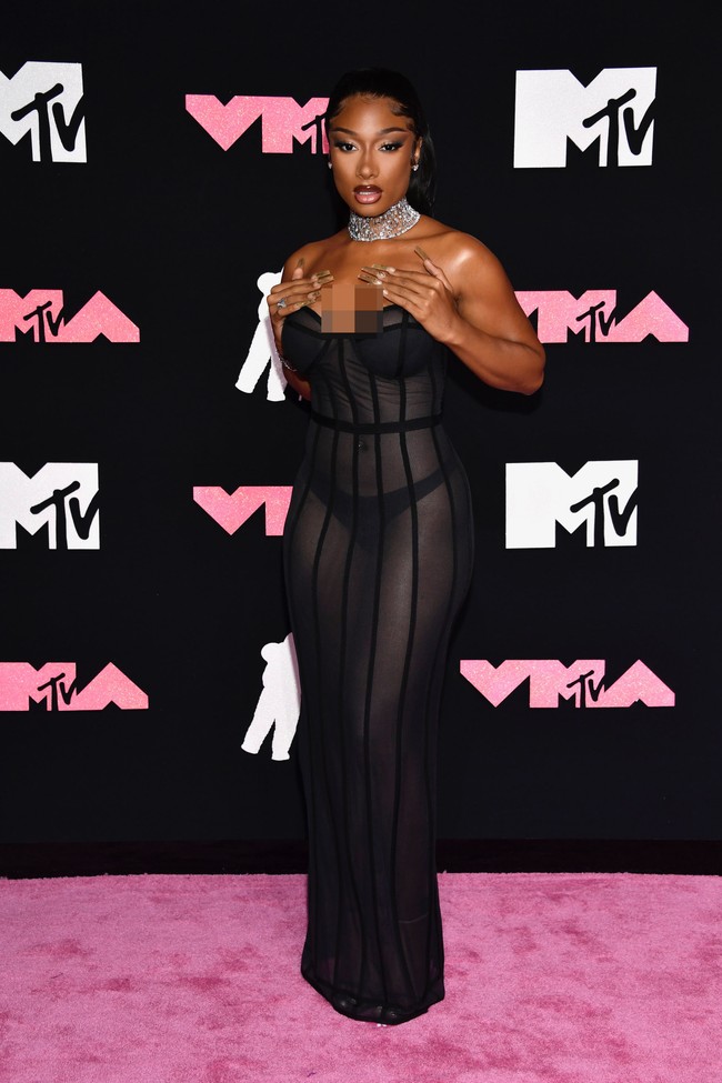 Tak kalah seksi, gaun korset menerawang karya Brandon Blackwood menemani gaya Megan Thee Stallion. Perhiasan Bling Jacob & Co. seberat 129 karat kian memaksimalkan gayanya. (Foto: Dok. AP)