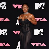 Tak kalah seksi, gaun korset menerawang karya Brandon Blackwood menemani gaya Megan Thee Stallion. Perhiasan Bling Jacob & Co. seberat 129 karat kian memaksimalkan gayanya. (Foto: Dok. AP)