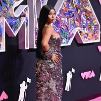 Cardi B memakai gaun Dilara Findikoglu yang tampaknya terinspirasi dari perisai. Sang rapper sukses memberikan sentuhan futuristis dengan tampilan seksi. (Foto: Dok. AP)