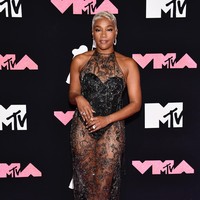 Aktris Tiffany Haddish memilih gaun Jason Wu. Gaun lace tersebut dhiasi detail beading yang memukau. (Foto: Dok. AP)