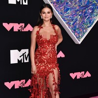 Penampilan terbaik turut diberikan Selena Gomez. Gaun merah brokat dari Oscar de la Renta menjadi pilihan penyanyi yang baru saja merilis lagu terbaru ‘Single Soon’ itu. Riasan on-point dan rambut sleek turut menyempurnakan penampilannya. (Foto: Dok. AP)