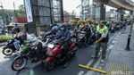 Aksi Petugas Sisir Jalan Cari Ranjau Paku di Jaksel
