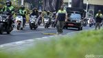 Aksi Petugas Sisir Jalan Cari Ranjau Paku di Jaksel