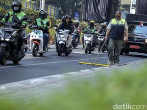 Aksi Petugas Sisir Jalan Cari Ranjau Paku di Jaksel