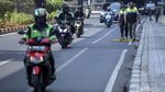 Aksi Petugas Sisir Jalan Cari Ranjau Paku di Jaksel