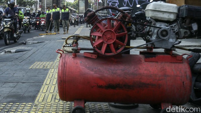 Petugas Satpol PP gelar operasi ranjau paku di Jalan RS Fatmawati Raya, Jakarta. Operasi ini untuk memberikan kenyamaan bagi para pengendara.