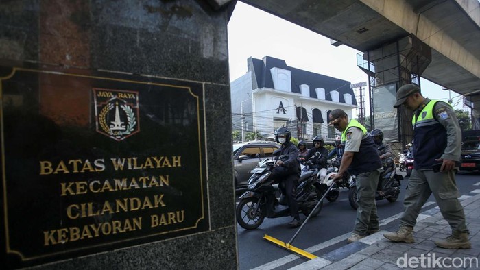 Petugas Satpol PP gelar operasi ranjau paku di Jalan RS Fatmawati Raya, Jakarta. Operasi ini untuk memberikan kenyamaan bagi para pengendara.