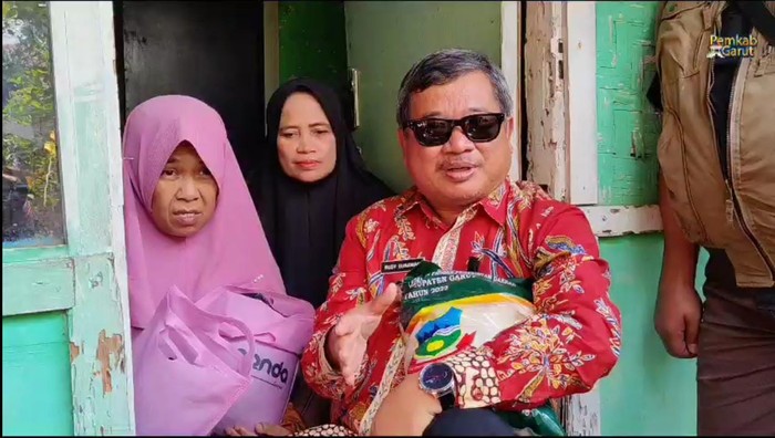 Bupati Garut Rudy Gunawan menargetkan angka kemiskinan di Kabupaten Garut dapat turun kembali menjadi satu digit di akhir tahun 2023.