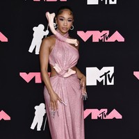 Gaun pink Saweetie sebenarnya membuat penampilannnya tampak glamor dengan aksen payet di seluruh bagian. Dua tulang di leher dan pinggang yang membuat gayanya sulit dipahami. Foto: Evan Agostini/Invision/AP