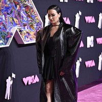 Trench coat berpotongan boxy ‘menenggelamkan’ tubuh Demi Lovato di red carpet. Foto: Evan Agostini/Invision/AP