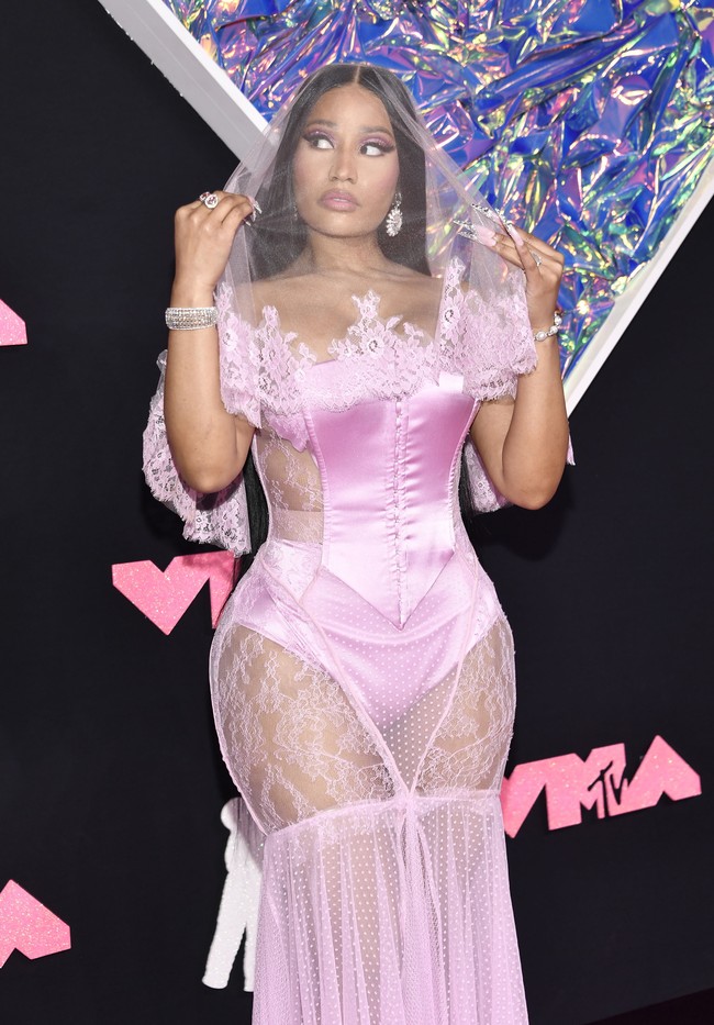 Nicki Minaj mengenakan gaun dari koleksi bridal Dolce & Gabbana. Gaun pengantin warna pink bubblegum itu membuatnya terlihat seperti memakai pakaian setengah jadi. Foto: Evan Agostini/Invision/AP