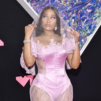 Nicki Minaj mengenakan gaun dari koleksi bridal Dolce & Gabbana. Gaun pengantin warna pink bubblegum itu membuatnya terlihat seperti memakai pakaian setengah jadi. Foto: Evan Agostini/Invision/AP