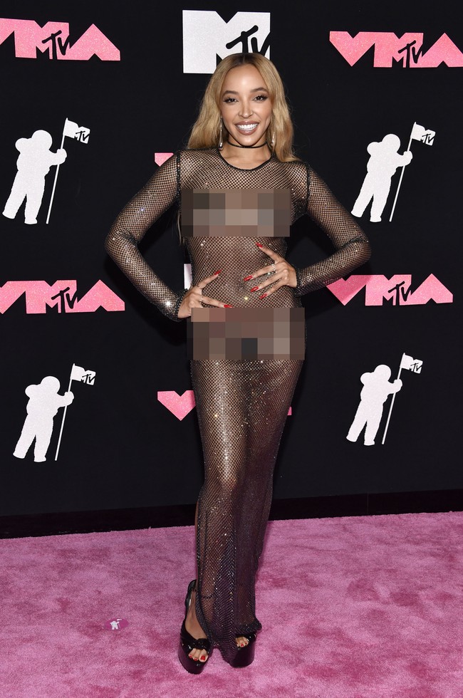 Penyanyi dan penari Tinashe tampil dengan gaun menerawang yang menonjolkan keseksian, namun tidak dengan cara elegan. Foto: Evan Agostini/Invision/AP