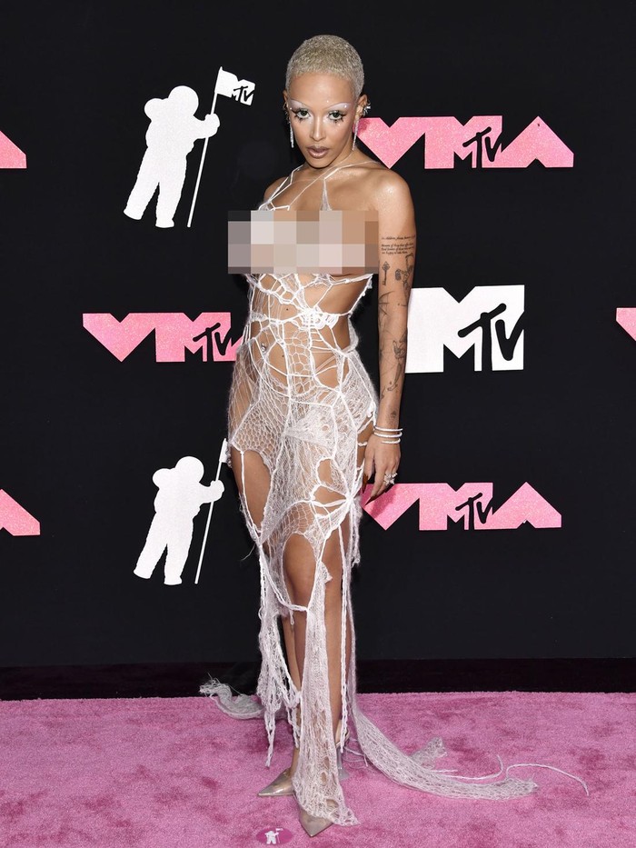 EDS NOTE: NUDITY - Doja Cat arrives at the MTV Video Music Awards on Tuesday, Sept. 12, 2023, at the Prudential Center in Newark, N.J. (Photo by Evan Agostini/Invision/AP)