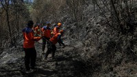 Petugas memadamkan sisa kebakaran hutan dan lahan (Karhutla) kawasan Gunung Bromo, Malang, Jawa Timur, Selasa (12/9/2023).  