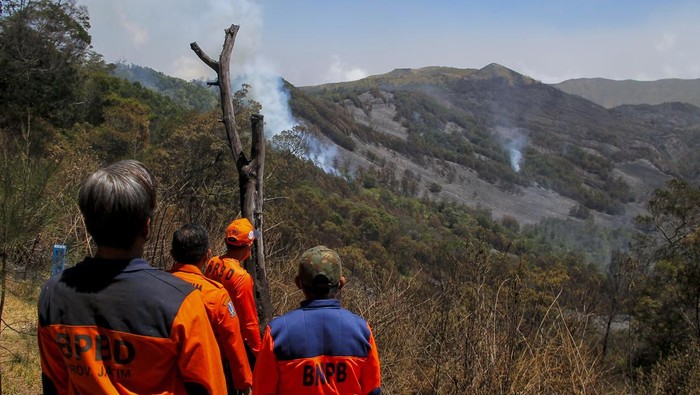 Aparat gabungan melakukan penyisisran lahan Gunung Bromo yang terbakar. Mereka memastikan agar kebakaran tidak meluas.