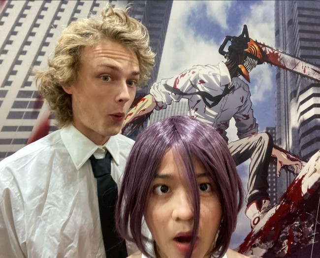 Dari foto-foto yang dibagikan terlihat bahwa pacar Cinta memiliki rambut pirang agak gondrong dan mata biru keabu-abuan. “Cinta sudah remaja ternyata,” komentar salah seorang netizen. Foto: Instagram/@cintakuya