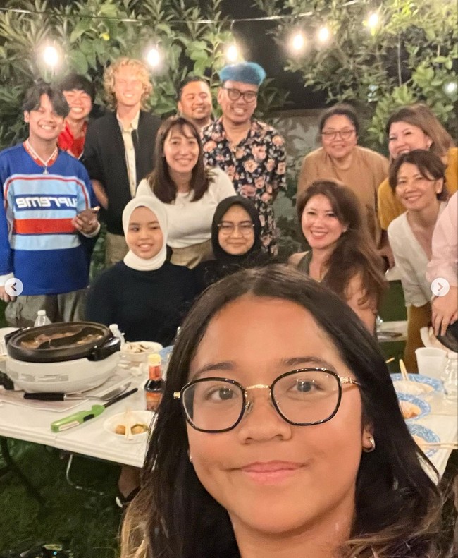 Baru-baru ini Cinta tampak membawa pacar bulenya untuk dinner bersama keluarga dan juga Putri Ariani, salah satu peserta di America’s Got Talent. Dinner berkonsep garden party itu dilakukan di rumah Cinta Kuya di Amerika. Foto: Instagram/@king_uyakuya