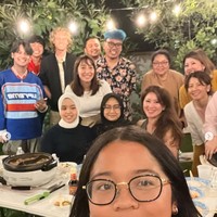 Baru-baru ini Cinta tampak membawa pacar bulenya untuk dinner bersama keluarga dan juga Putri Ariani, salah satu peserta di America’s Got Talent. Dinner berkonsep garden party itu dilakukan di rumah Cinta Kuya di Amerika. Foto: Instagram/@king_uyakuya