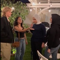 Kepada Ibunda Putri, Cinta juga mengenalkan sang kekasih. “Tante (Ibunda Putri) ini pacar aku. This is Putri and her mother and there is her father, terang Cinta. Foto: Instagram/@king_uyakuya