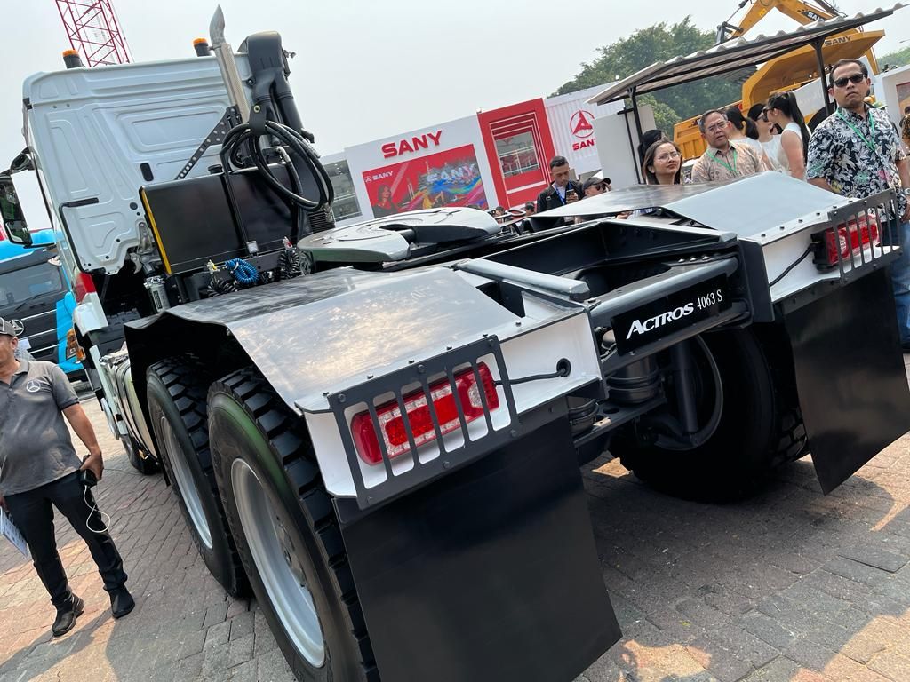 Daimler luncurkan truk baru di Mining Indonesia 2023