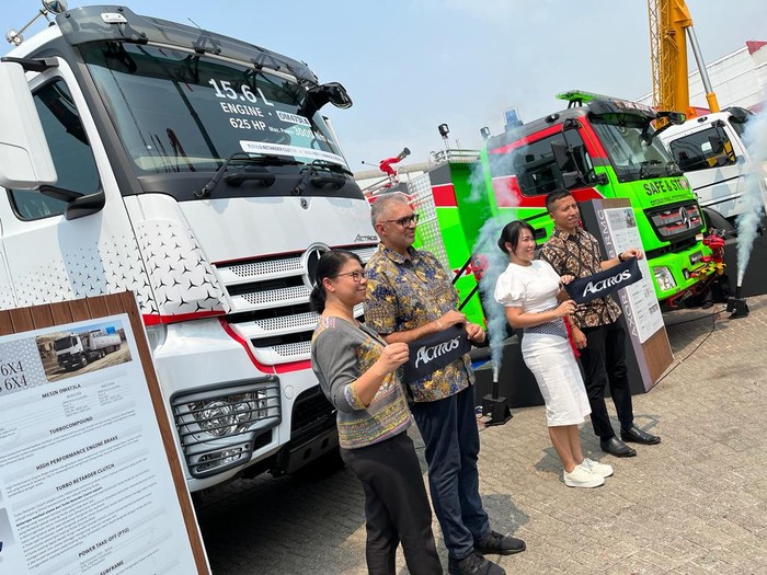Daimler luncurkan truk baru di Mining Indonesia 2023