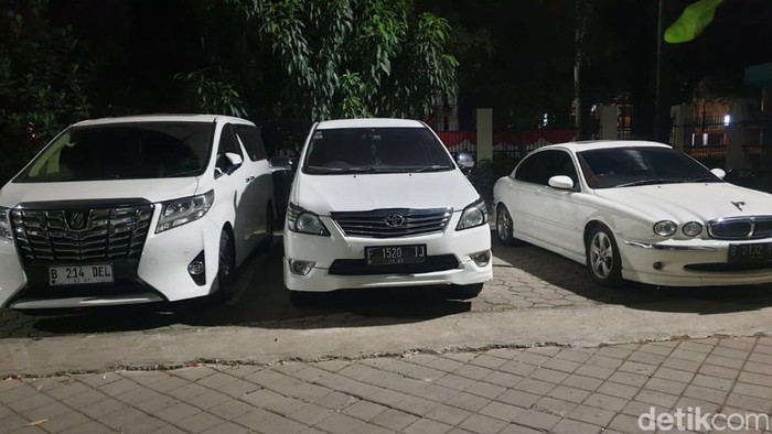 Deretan mobil mewah hingga moge disita polisi dari selebgram Adelia Putri Salma terkait Fredy Pratama
