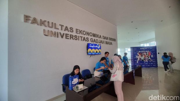 Peserta yang mulai berdatangan untuk menghadiri Workshop Digital Media Journalism di Lantai 8 Gedung Pusat Pembelajaran Fakultas Ekonomika dan Bisnis UGM.