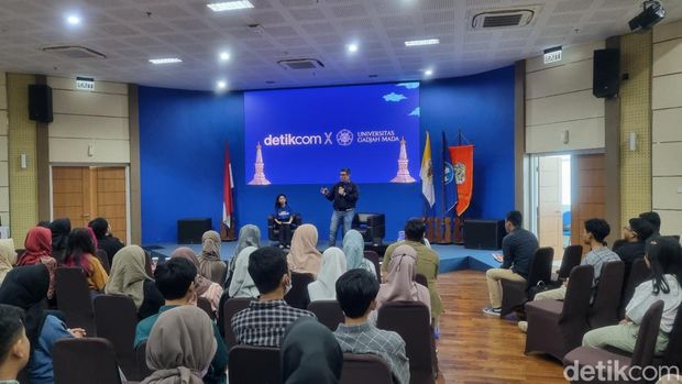 Pemimpin Redaksi (Pemred) detikcom, Alfito Deannova saat mengisi workshop Trend Media Business di lantai 8 Gedung Pusat Pembelajaran Fakultas Ekonomika dan Bisnis UGM.