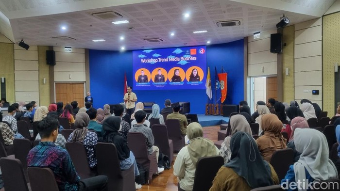 Wakil Dekan Bidang Penelitian, Pengabdian kepada masyarakat, Kerjasama dan Alumni FEB UGM Gumilang Aryo Sahadewo saat memberikan sambutan.