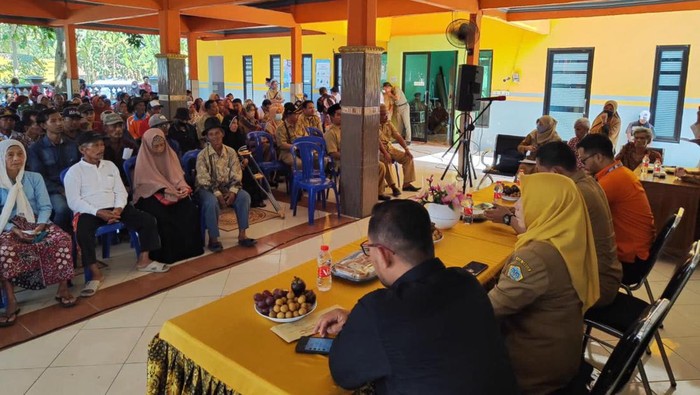 Dinas Sosial Kabupaten Gresik membagikan BLT (bantuan langsung tunai) dari Dana Bagi Hasil Cukai Hasil Tembakau (DBH CHT) Tahun 2023