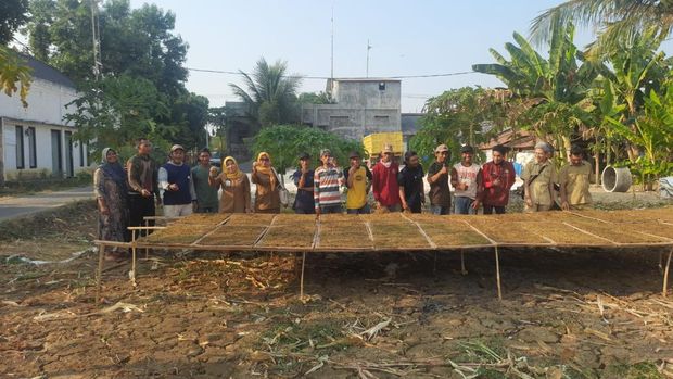 Dinas Sosial Kabupaten Gresik membagikan BLT (bantuan langsung tunai) dari Dana Bagi Hasil Cukai Hasil Tembakau (DBH CHT) Tahun 2023