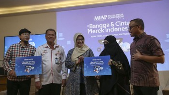 (kanan-kiri) Direktur Eksekutif MIAP Justisiari P. Kusumah, Lead Advisor MIAP Widyaretna Buenastuti, Sekretaris Jenderal MIAP Yanne Sukmadewi, Sub Koordinator Penyelesaian Sengketa Alternatif, Direktorat Jenderal Kekayaan Intelektual Kemenkumham RI Noprizal, SH, M.Si, dan Content Creator Benazio Rizki Putra saat peluncuran MIAP Social Media Content Competition 2023 di Jakarta, Rabu (13/9/2023). 