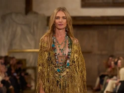 10 Koleksi Ralph Lauren Spring/ Summer 2024, Dress Emas Hingga Floral