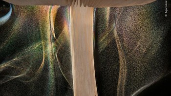 Agorastos Papatsanis, Yunani. Agorastos Papatsanis menyinari pusaran spora yang tampak menari di bawah insang jamur perisai rusa. Bertujuan mengungkap keajaiban penyebaran spora, Agorastos menyiapkan payung untuk meminimalkan aliran udara, menempatkan lampu dan reflektor, dan mengarahkan kameranya untuk menyorot tindakan yang sering tak terlihat ini sebagai gelombang debu halus. Miliaran spora kecil berbentuk telur ini tersebar melalui aliran udara. Jamur pembusuk kayu ini paling sering muncul pada tunggul dan dahan pohon berdaun lebar yang tumbang Foto: Natural History Museum