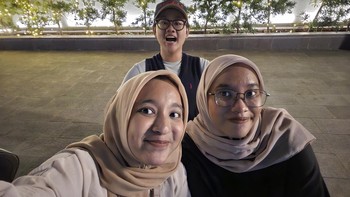 Selfie group, masih jelas terlihat padahal sudah gelap dan pencahayaan kurang. Foto: Aisyah/detikINET