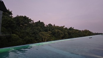 Dalam kondisi mulai gelap, warna langit ungu kebiruan terlihat cantik dalam jepretan. Foto: Aisyah/detikINET