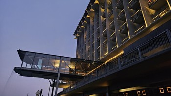 Kondisi foto di tengah langit senja. Detail lampu tertangkap dengan baik. Foto: Aisyah/detikINET