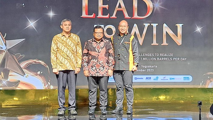 Forum Leadership Hulu Migas Dari kiri ke kanan Kepala Divisi Sumber Daya Manusia dan Organisasi SKK Migas Daniel Kurnianto, Wakil Kepala SKK Migas Nanang Abdul Manaf, Kepala Divisi Program dan Komunikasi SKK Migas Hudi D Suryodipuro saat membuka acara Forum Leadership Hulu Migas 2023 ‘Lead to Win’ dengan tema Human Resource Challenges to Realize The Oil Production Target of 1 Million Barrels of Oil Per Day yang berlangsung di Hotel Hyatt Regency, Yogyakarta pada 11-12 September 2023.
